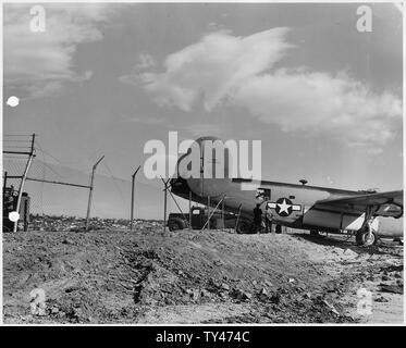 [Clôture et queue de l'ancré PB4Y-1 après qu'il s'est écrasé sur la clôture de protection reposant sur base du Corps des marines bien à la fin de l'extension Lindbergh Field, San Diego, Californie.] Banque D'Images