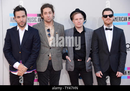 (L-R) Musiciens Peter Wentz, Joe Trohman et Patrick Stump, Andy Hurley de Fall Out Boy arrivent pour le 41e Annual American Music Awards qui a eu lieu au Nokia Theatre L.A. Vivre à Los Angeles le 24 novembre 2013. UPI/Phil McCarten Banque D'Images