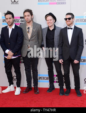 (L-R) Musiciens Peter Wentz, Joe Trohman et Patrick Stump, Andy Hurley de Fall Out Boy arrivent pour le 41e Annual American Music Awards qui a eu lieu au Nokia Theatre L.A. Vivre à Los Angeles le 24 novembre 2013. UPI/Phil McCarten Banque D'Images