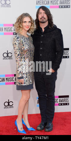 Jordyn Blum (L) et l'enregistrement artiste Dave Grohl arrivent pour le 41e Annual American Music Awards qui a eu lieu au Nokia Theatre L.A. Vivre à Los Angeles le 24 novembre 2013. UPI/Phil McCarten Banque D'Images