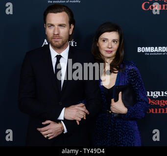 Acteur Ewan McGregor et son épouse Eve Mavrakis assister à la première de the motion picture comédie dramatique 'Août : Riley Comté' du Regal Cinemas à Los Angeles le 16 décembre 2013. Scénario : Un regard sur la vie des femmes à la volonté de la famille Weston, dont les chemins ont divergé jusqu'à une crise familiale les ramène à l'Ohio house ils ont grandi à, et à la femme qui les a posées dysfonctionnel. UPI/Jim Ruymen Banque D'Images