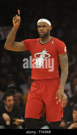 Miami Heat petit ailier LeBron James est appelé pour une faute contre les Los Angeles Lakers au second semestre au Staples Center de Los Angeles le 25 décembre 2013. La chaleur a remporté 101-95. UPI/Lori Shepler Banque D'Images