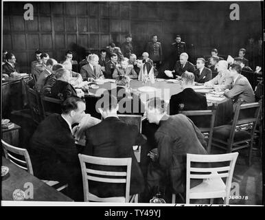 Secrétaires aux affaires étrangères assister à une réunion à l'Cecilienhof lors de la Conférence de Potsdam. Le Ministre britannique des affaires étrangères Ernest Bevin est en premier plan ; le secrétaire d'État James Byrnes est à droite, le ministre soviétique des affaires étrangères Viatcheslav Molotov est sur la gauche, côté supérieur du tableau. Banque D'Images