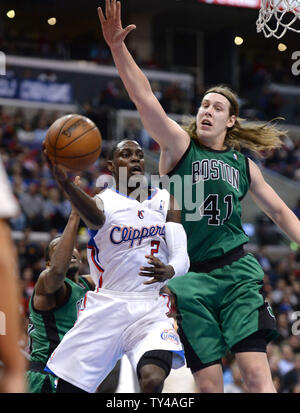 Los Angeles Clippers Darren Collison passe le ballon autour de Boston Celtics Kelly Olynyk au cours de l'action premier semestre à Los Angeles le 8 janvier 2014. Les Clippers mènent les Celtics à la mi-temps 59-55. UPI/Jon SooHoo Banque D'Images