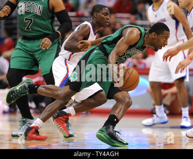Boston Celtics Jordan Crawford durs autour de Los Angeles Clippers Darren Collison au cours de l'action premier semestre à Los Angeles le 8 janvier 2014. Les Clippers mènent les Celtics à la mi-temps 59-55. UPI/Jon SooHoo Banque D'Images