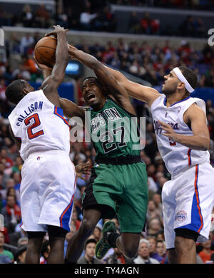 Boston Celtics Jordan Crawford a son tir bloqué par les Los Angeles Clippers coéquipiers Darren Collison(L) et Jared Dudley pendant la seconde moitié action dans Los Angeles le 8 janvier 2014. Les Clippers défait les Celtics 111-105. UPI/Jon SooHoo Banque D'Images