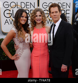 Miss Golden Globe Sosie Bacon (L), l'actrice Kyra Sedgwick et l'acteur Kevin Bacon arrivent pour le 71ième congrès annuel Golden Globe Awards au Beverly Hilton Hotel à Beverly Hills, Californie le 12 janvier 2014. UPI/Jim Ruymen Banque D'Images