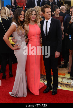 Miss Golden Globe Sosie Bacon (L), l'actrice Kyra Sedgwick et l'acteur Kevin Bacon arrivent pour le 71ième congrès annuel Golden Globe Awards au Beverly Hilton Hotel à Beverly Hills, Californie le 12 janvier 2014. UPI/Jim Ruymen Banque D'Images