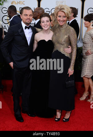 L'acteur Leonardo DiCaprio pose avec l'actrice Emma Thompson (R) et sa fille Gaia Romilly sage qu'ils arrivent pour la 71e assemblée annuelle Golden Globe Awards au Beverly Hilton Hotel à Beverly Hills, Californie le 12 janvier 2014. UPI/Jim Ruymen Banque D'Images