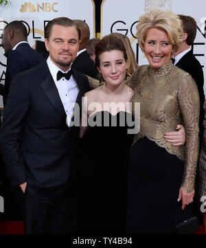 L'acteur Leonardo DiCaprio pose avec l'actrice Emma Thompson (R) et sa fille Gaia Romilly sage qu'ils arrivent pour la 71e assemblée annuelle Golden Globe Awards au Beverly Hilton Hotel à Beverly Hills, Californie le 12 janvier 2014. UPI/Jim Ruymen Banque D'Images