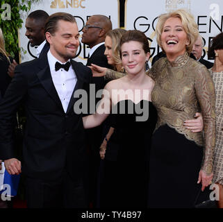 L'acteur Leonardo DiCaprio pose avec l'actrice Emma Thompson (R) et sa fille Gaia Romilly sage qu'ils arrivent pour la 71e assemblée annuelle Golden Globe Awards au Beverly Hilton Hotel à Beverly Hills, Californie le 12 janvier 2014. UPI/Jim Ruymen Banque D'Images