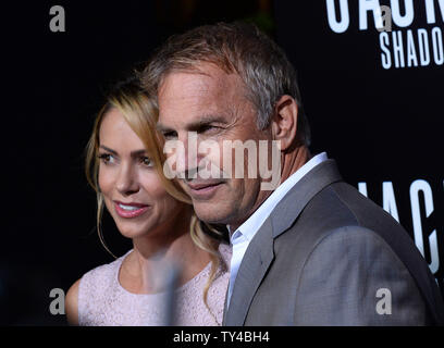 Acteur Kevin Costner et sa femme Christine Baumgartner assister à la première du film thriller 'Jack Ryan : Shadow Recruter" au théâtre chinois de Grauman dans la section Hollywood de Los Angeles le 15 janvier 2014. UPI/Jim Ruymen Banque D'Images