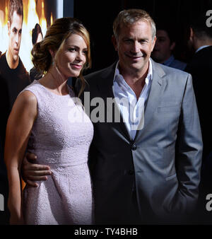 Acteur Kevin Costner et sa femme Christine Baumgartner assister à la première du film thriller 'Jack Ryan : Shadow Recruter" au théâtre chinois de Grauman dans la section Hollywood de Los Angeles le 15 janvier 2014. UPI/Jim Ruymen Banque D'Images