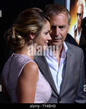 Acteur Kevin Costner et sa femme Christine Baumgartner assister à la première du film thriller 'Jack Ryan : Shadow Recruter" au théâtre chinois de Grauman dans la section Hollywood de Los Angeles le 15 janvier 2014. UPI/Jim Ruymen Banque D'Images