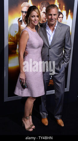 Acteur Kevin Costner et sa femme Christine Baumgartner assister à la première du film thriller 'Jack Ryan : Shadow Recruter" au théâtre chinois de Grauman dans la section Hollywood de Los Angeles le 15 janvier 2014. UPI/Jim Ruymen Banque D'Images