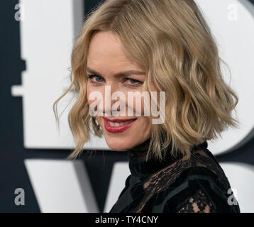 New York, NY - 24 juin 2019 : Naomi Watts wearing dress par Erdem assiste à la première mondiale de réseau Showtime la voix la plus forte à Paris Theatre Banque D'Images