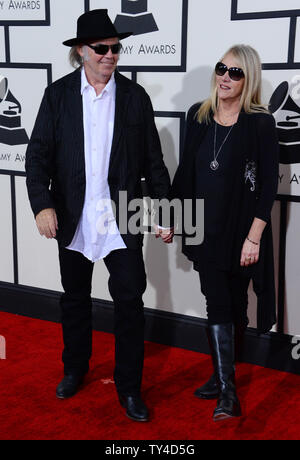 Les artistes-Neil Young et Pegi Young arrivent pour la 56e cérémonie annuelle de remise des prix Grammy au Staples Center de Los Angeles le 26 janvier 2014. UPI/Jim Ruymen Banque D'Images