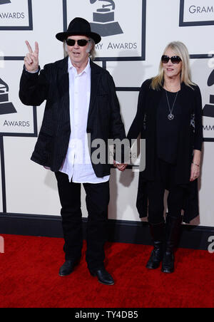 Les artistes-Neil Young (L) et Pegi Young arrivent pour le 56e cérémonie annuelle de remise des prix Grammy au Staples Center de Los Angeles le 26 janvier 2014. UPI/Jim Ruymen Banque D'Images