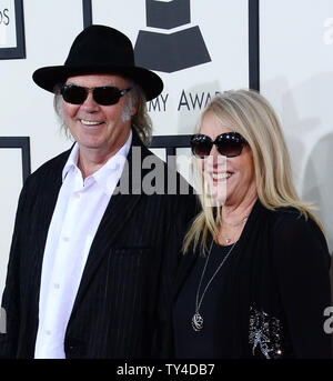 Les artistes-Neil Young (L) et Pegi Young arrivent pour le 56e cérémonie annuelle de remise des prix Grammy au Staples Center de Los Angeles le 26 janvier 2014. UPI/Jim Ruymen Banque D'Images