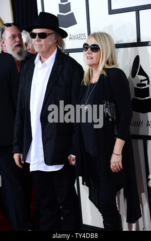 Les artistes-Neil Young (L) et Pegi Young arrivent pour le 56e cérémonie annuelle de remise des prix Grammy au Staples Center de Los Angeles le 26 janvier 2014. UPI/Jim Ruymen Banque D'Images