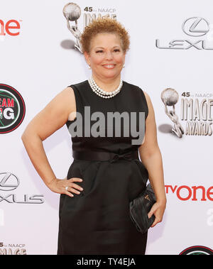 Président et chef de la direction de pari Debra L. Lee arrive pour la 45ème NAACP Image Awards au Pasadena Civic Auditorium à Pasadena, Californie le 22 février 2014. La NAACP Image Awards célèbre les réalisations de personnes de couleur dans les domaines de la télévision, la musique, la littérature et le cinéma et aussi rend hommage à des personnes ou des groupes qui font la promotion de la justice sociale par le biais de projets créatifs. UPI/Ken Matsui Banque D'Images