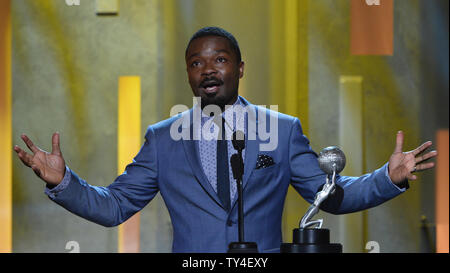 L'acteur anglais David Oyelowo reçoit le prix pour son second rôle dans un film pour 'Lee Daniels' Le Butler' sur scène lors de la 45ème NAACP Image Awards au Pasadena Civic Auditorium à Pasadena, Californie le 22 février 2014. La NAACP Image Awards célèbre les réalisations de personnes de couleur dans les domaines de la télévision, la musique, la littérature et le cinéma et aussi rend hommage à des personnes ou des groupes qui font la promotion de la justice sociale par le biais de projets créatifs. UPI/Jim Ruymen Banque D'Images