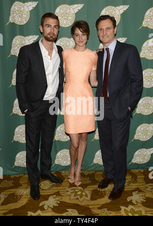 Theo James (L-R), Shailene Woodley et Tony Goldwyn assister à la 51e Prix annuel publicistes Déjeuner au Beverly Wilshire Hotel à Beverly Hills, Californie le 28 février 2014. UPI/Phil McCarten Banque D'Images