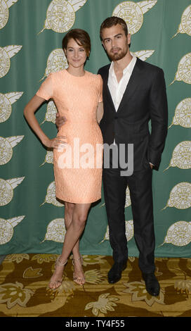 Shailene Woodley (L) et Theo James assister à la 51e Prix annuel publicistes Déjeuner au Beverly Wilshire Hotel à Beverly Hills, Californie le 28 février 2014. UPI/Phil McCarten Banque D'Images