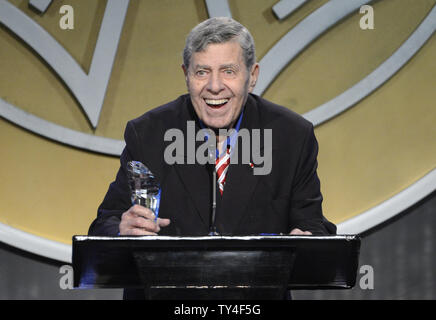 Jerry Lewis accepte le Lifetime Achievement Award lors de la 51e remise des prix annuelle de publicistes Déjeuner au Beverly Wilshire Hotel à Beverly Hills, Californie le 28 février 2014. UPI/Phil McCarten Banque D'Images