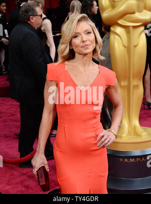 Personnalité de la télévision Kelly Ripa arrive sur le tapis rouge à la 86e Academy Awards au Hollywood and Highland Center dans la section Hollywood de Los Angeles le 2 mars 2014. UPI/Jim Ruymen Banque D'Images