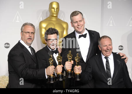 Skip Lievsay Christopher Niv Adiri, Benstead et Chris Munro gagnants des réalisations dans le mixage sonore pour la pesanteur posent avec leur backstage pendant la 86e Oscars Academy Awards au Hollywood & Highland Center le 2 mars, 2014 dans la section Hollywood de Los Angeles. UPI/Phil McCarten Banque D'Images