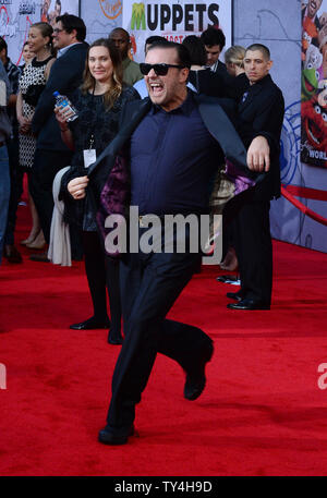 Ricky Gervais acteur assiste à la première de the motion picture comedy 'Muppets Most Wanted' au El Capitan Theatre dans la section Hollywood de Los Angeles le 11 mars 2014. Scénario : alors que sur un grand tour du monde, les Muppets sont enveloppés dans un joyau européen-heist caper dirigé par un Kermit la grenouille la même apparence et son acolyte ignoble. UPI/Jim Ruymen Banque D'Images