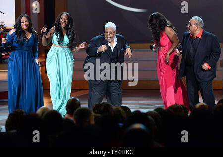 Groupe de chant SWV Leanne 'Lelee' Lyons, Coko et Tamara Johnson-George effectuer avec la chanteuse Rance Allen (2e de gauche) sur scène lors de la 13e célébration annuelle de pari d'Évangile au Orpheum Theatre de Los Angeles le 15 mars 2014. UPI/Jim Ruymen Banque D'Images