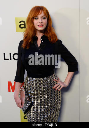 Christina Hendricks acteur participe à la saison 7 première mondiale de la série télévisée dramatique 'Mad Men' à l'ArcLight Cinerama Dome dans la section Hollywood de Los Angeles le 2 avril 2014. Scénario : Un drame sur l'une des agences de publicité les plus prestigieuses au début des années 1960, l'accent sur l'un des plus mystérieux de l'entreprise mais extrêmement doué annonce l'exécutif, Donald Draper (Jon Hamm). UPI/Jim Ruymen Banque D'Images