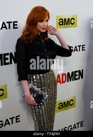 Christina Hendricks acteur participe à la saison 7 première mondiale de la série télévisée dramatique 'Mad Men' à l'ArcLight Cinerama Dome dans la section Hollywood de Los Angeles le 2 avril 2014. Scénario : Un drame sur l'une des agences de publicité les plus prestigieuses au début des années 1960, l'accent sur l'un des plus mystérieux de l'entreprise mais extrêmement doué annonce l'exécutif, Donald Draper (Jon Hamm). UPI/Jim Ruymen Banque D'Images
