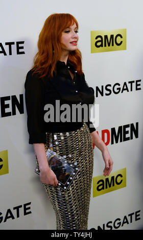 Christina Hendricks acteur participe à la saison 7 première mondiale de la série télévisée dramatique 'Mad Men' à l'ArcLight Cinerama Dome dans la section Hollywood de Los Angeles le 2 avril 2014. Scénario : Un drame sur l'une des agences de publicité les plus prestigieuses au début des années 1960, l'accent sur l'un des plus mystérieux de l'entreprise mais extrêmement doué annonce l'exécutif, Donald Draper (Jon Hamm). UPI/Jim Ruymen Banque D'Images