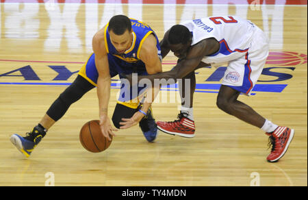 Los Angeles Clippers guard Darren Collison, droite, vole la balle de Golden State Warriors guard Stephen Curry, à gauche, dans le premier trimestre de jeu 7 de la Conférence de l'Ouest Playoffs au Staples Center de Los Angeles le 3 mai 2014. UPI/Lori Shepler Banque D'Images