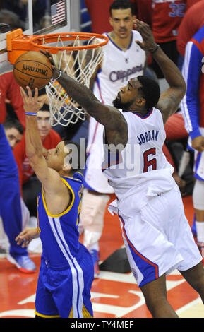 Los Angeles Clippers DeAndre Jordan, centre droit, bloque un panier par Golden State Warriors guard Stephen Curry, à gauche, dans le 4e trimestre de jeu 7 de la Conférence de l'Ouest Playoffs au Staples Center de Los Angeles le 3 mai 2014. Les Clippers a gagné 126 à 121. UPI/Lori Shepler Banque D'Images
