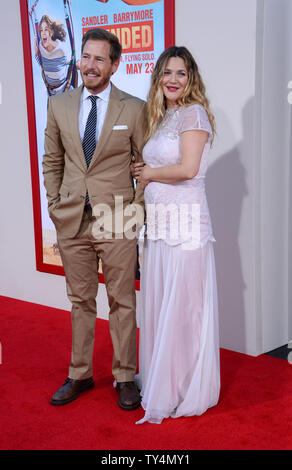 Drew Barrymore acteur et son mari, l'acteur n'Kopelman assister à la première de the motion picture comedy "Blended" au théâtre chinois de Grauman (autrefois Grauman's) dans la section Hollywood de Los Angeles le 21 mai 2014. Scénario : Après un blind date fait horriblement mal, Jim et Lauren d'accord ils n'ont jamais, jamais eu envie de se revoir. Eh bien, c'est tout près de changer lorsque les deux trouver eux-mêmes et leurs familles respectives (y compris les enfants) collées ensemble dans une suite d'un safari africain au lieu de vacances. UPI/Jim Ruymen Banque D'Images