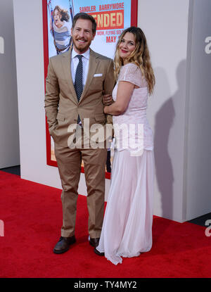 Drew Barrymore acteur et son mari, l'acteur n'Kopelman assister à la première de the motion picture comedy "Blended" au théâtre chinois de Grauman (autrefois Grauman's) dans la section Hollywood de Los Angeles le 21 mai 2014. Scénario : Après un blind date fait horriblement mal, Jim et Lauren d'accord ils n'ont jamais, jamais eu envie de se revoir. Eh bien, c'est tout près de changer lorsque les deux trouver eux-mêmes et leurs familles respectives (y compris les enfants) collées ensemble dans une suite d'un safari africain au lieu de vacances. UPI/Jim Ruymen Banque D'Images
