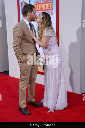 Drew Barrymore acteur et son mari, l'acteur n'Kopelman assister à la première de the motion picture comedy "Blended" au théâtre chinois de Grauman (autrefois Grauman's) dans la section Hollywood de Los Angeles le 21 mai 2014. Scénario : Après un blind date fait horriblement mal, Jim et Lauren d'accord ils n'ont jamais, jamais eu envie de se revoir. Eh bien, c'est tout près de changer lorsque les deux trouver eux-mêmes et leurs familles respectives (y compris les enfants) collées ensemble dans une suite d'un safari africain au lieu de vacances. UPI/Jim Ruymen Banque D'Images