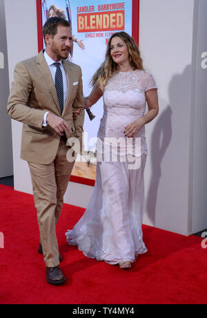 Drew Barrymore acteur et son mari, l'acteur n'Kopelman assister à la première de the motion picture comedy "Blended" au théâtre chinois de Grauman (autrefois Grauman's) dans la section Hollywood de Los Angeles le 21 mai 2014. Scénario : Après un blind date fait horriblement mal, Jim et Lauren d'accord ils n'ont jamais, jamais eu envie de se revoir. Eh bien, c'est tout près de changer lorsque les deux trouver eux-mêmes et leurs familles respectives (y compris les enfants) collées ensemble dans une suite d'un safari africain au lieu de vacances. UPI/Jim Ruymen Banque D'Images