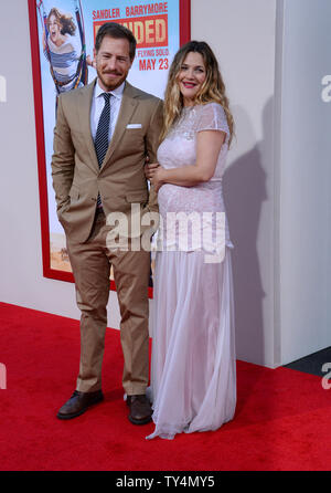 Drew Barrymore acteur et son mari, l'acteur n'Kopelman assister à la première de the motion picture comedy "Blended" au théâtre chinois de Grauman (autrefois Grauman's) dans la section Hollywood de Los Angeles le 21 mai 2014. Scénario : Après un blind date fait horriblement mal, Jim et Lauren d'accord ils n'ont jamais, jamais eu envie de se revoir. Eh bien, c'est tout près de changer lorsque les deux trouver eux-mêmes et leurs familles respectives (y compris les enfants) collées ensemble dans une suite d'un safari africain au lieu de vacances. UPI/Jim Ruymen Banque D'Images