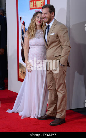 Drew Barrymore acteur et son mari, l'acteur n'Kopelman assister à la première de the motion picture comedy "Blended" au théâtre chinois de Grauman (autrefois Grauman's) dans la section Hollywood de Los Angeles le 21 mai 2014. Scénario : Après un blind date fait horriblement mal, Jim et Lauren d'accord ils n'ont jamais, jamais eu envie de se revoir. Eh bien, c'est tout près de changer lorsque les deux trouver eux-mêmes et leurs familles respectives (y compris les enfants) collées ensemble dans une suite d'un safari africain au lieu de vacances. UPI/Jim Ruymen Banque D'Images