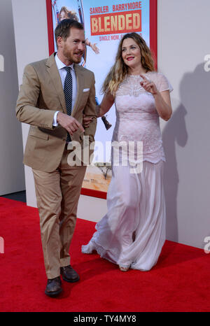 Drew Barrymore acteur et son mari, l'acteur n'Kopelman assister à la première de the motion picture comedy "Blended" au théâtre chinois de Grauman (autrefois Grauman's) dans la section Hollywood de Los Angeles le 21 mai 2014. Scénario : Après un blind date fait horriblement mal, Jim et Lauren d'accord ils n'ont jamais, jamais eu envie de se revoir. Eh bien, c'est tout près de changer lorsque les deux trouver eux-mêmes et leurs familles respectives (y compris les enfants) collées ensemble dans une suite d'un safari africain au lieu de vacances. UPI/Jim Ruymen Banque D'Images