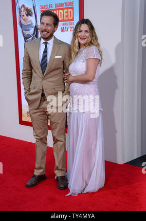 Drew Barrymore acteur et son mari, l'acteur n'Kopelman assister à la première de the motion picture comedy "Blended" au théâtre chinois de Grauman (autrefois Grauman's) dans la section Hollywood de Los Angeles le 21 mai 2014. Scénario : Après un blind date fait horriblement mal, Jim et Lauren d'accord ils n'ont jamais, jamais eu envie de se revoir. Eh bien, c'est tout près de changer lorsque les deux trouver eux-mêmes et leurs familles respectives (y compris les enfants) collées ensemble dans une suite d'un safari africain au lieu de vacances. UPI/Jim Ruymen Banque D'Images