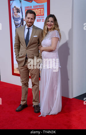 Drew Barrymore acteur et son mari, l'acteur n'Kopelman assister à la première de the motion picture comedy "Blended" au théâtre chinois de Grauman (autrefois Grauman's) dans la section Hollywood de Los Angeles le 21 mai 2014. Scénario : Après un blind date fait horriblement mal, Jim et Lauren d'accord ils n'ont jamais, jamais eu envie de se revoir. Eh bien, c'est tout près de changer lorsque les deux trouver eux-mêmes et leurs familles respectives (y compris les enfants) collées ensemble dans une suite d'un safari africain au lieu de vacances. UPI/Jim Ruymen Banque D'Images