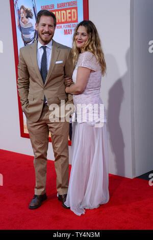Drew Barrymore acteur et son mari, l'acteur n'Kopelman assister à la première de the motion picture comedy "Blended" au théâtre chinois de Grauman (autrefois Grauman's) dans la section Hollywood de Los Angeles le 21 mai 2014. Scénario : Après un blind date fait horriblement mal, Jim et Lauren d'accord ils n'ont jamais, jamais eu envie de se revoir. Eh bien, c'est tout près de changer lorsque les deux trouver eux-mêmes et leurs familles respectives (y compris les enfants) collées ensemble dans une suite d'un safari africain au lieu de vacances. UPI/Jim Ruymen Banque D'Images