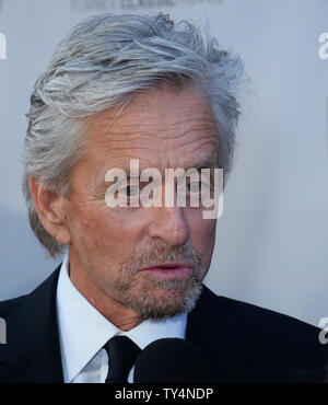 L'acteur Michael Douglas participe à l'American Film Institute Life Achievement Award gala au Théâtre Dolby dans la section Hollywood de Los Angeles le 5 juin 2014. L'actrice Jane Fonda a été honoré avec la 42e AFI Life Achievement Award lors d'un hommage suivi par une vague de célébrités dont Meryl Streep, Felicity Huffman, Melanie Griffith, Sally Field et Eva Longoria. UPI/Jim Ruymen Banque D'Images