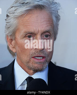 L'acteur Michael Douglas participe à l'American Film Institute Life Achievement Award gala au Théâtre Dolby dans la section Hollywood de Los Angeles le 5 juin 2014. L'actrice Jane Fonda a été honoré avec la 42e AFI Life Achievement Award lors d'un hommage suivi par une vague de célébrités dont Meryl Streep, Felicity Huffman, Melanie Griffith, Sally Field et Eva Longoria. UPI/Jim Ruymen Banque D'Images